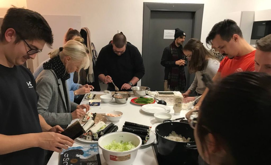 Studierenden und das Campus Team bereiten Sushi zu