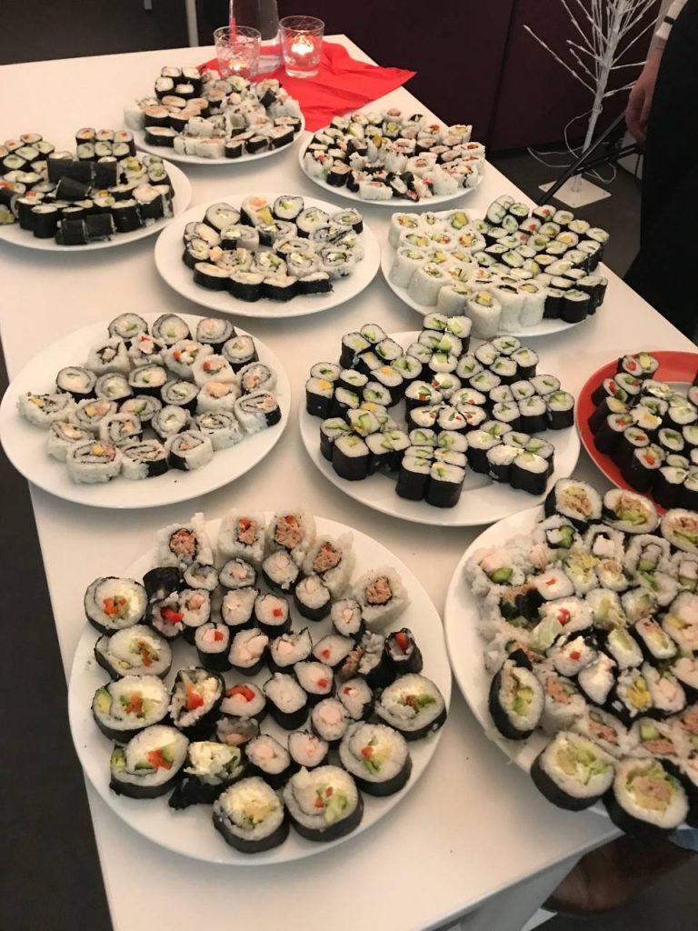 Von den Teilnehmern zubereitetes Sushi
