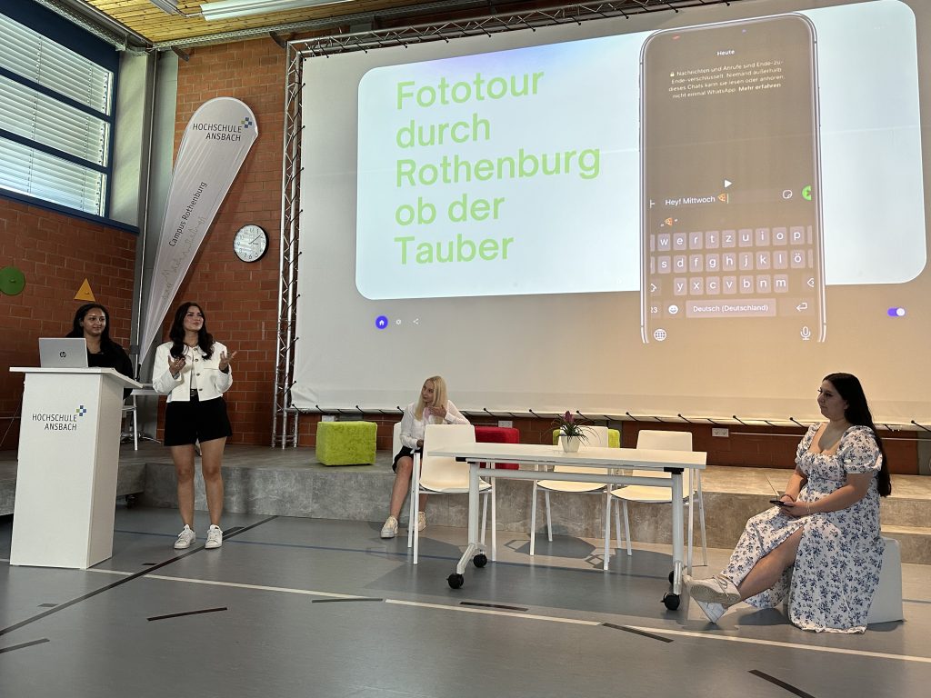 Studentinnen präsentieren eine Foto-AudioTour durch Rothenburg ob der Tauber.